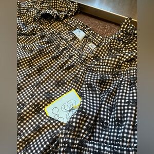 CeCe NWT Fun Flirty Ruffle Neckline Blouse